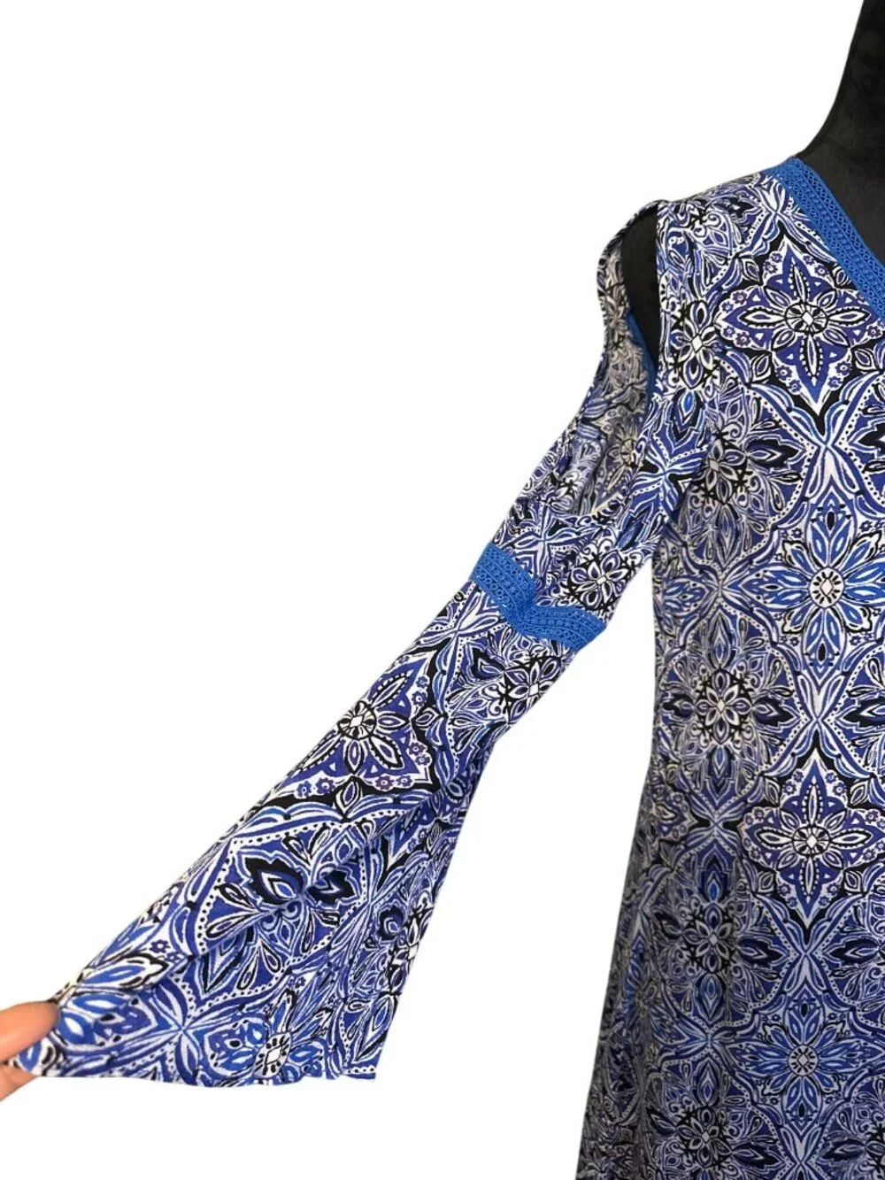 Boho Blue & White Printed Bell Sleeve Dress By Cupio V-Neck Crochet Trim Size M - Picture 4 of 5